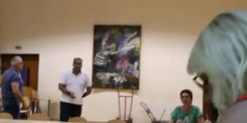 Χάος στο Δ.Σ.: Σύμβουλοι πιάστηκαν στα χέρια στα Γιαννιτσά κι ο ένας κατέληξε στο νοσοκομείο (video)