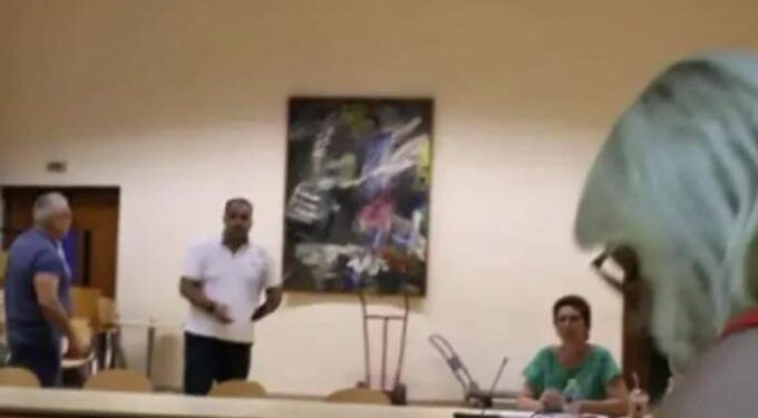 Χάος στο Δ.Σ.: Σύμβουλοι πιάστηκαν στα χέρια στα Γιαννιτσά κι ο ένας κατέληξε στο νοσοκομείο (video)