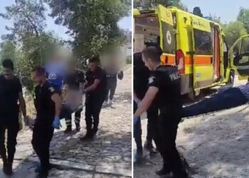 Ακρόπολη: Αστυνομικοί πήραν με φορείο τουρίστρια που κατέρρευσε από τον καύσωνα
