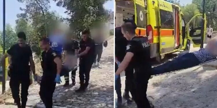 Ακρόπολη: Αστυνομικοί πήραν με φορείο τουρίστρια που κατέρρευσε από τον καύσωνα