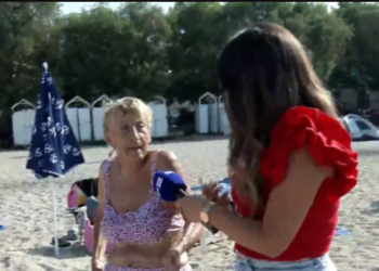 «Είμαι ελεύθερη κοπέλα, τι να κάνω;» – Λουόμενη εν μέσω του καύσωνα μιλά «στον αέρα» των «Συνδέσεων» της ΕΡΤ