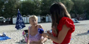 «Είμαι ελεύθερη κοπέλα, τι να κάνω;» – Λουόμενη εν μέσω του καύσωνα μιλά «στον αέρα» των «Συνδέσεων» της ΕΡΤ