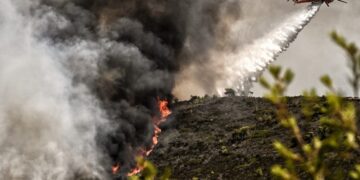Alldaynews.gr Τρaγική Εξέλιξη με την Φωτιά στο Λουτράκι: «Πλησιάζει στα διυλιστήρια», λέει ο αντιπεριφερειάρχης Κορινθίας