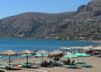 ”Πάγωσε” γυναίκα στην παραλία: Ξαφνικά είδε έναν Νεκρό άντρα στα βράχια