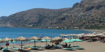 Alldaynews.gr ”Πάγωσε” γυναίκα στην παραλία: Ξαφνικά είδε έναν Νεκρό άντρα στα βράχια