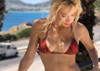 Αθηνά Χρυσαντίδου: Ποζάρει με μικροσκοπικό μπικίνι και κατεβάζει… λίγο το κάτω μέρος του