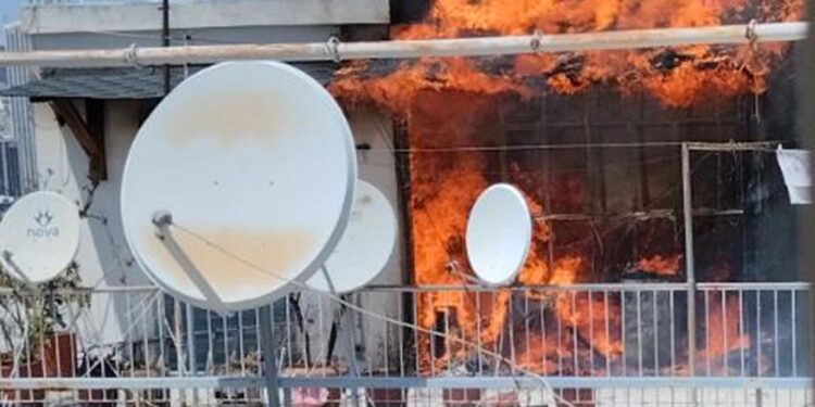 Φωτιά σε πολυκατοικία στου Ζωγράφου – Ένας ένοικος στο νοσοκομείο