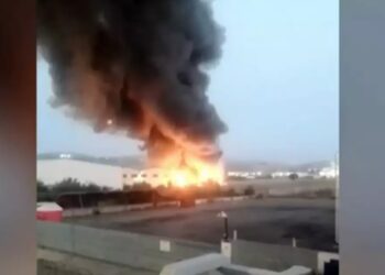 Μεγάλη φωτιά σε εργοστάσιο στα Οινόφυτα