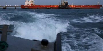 Το Ιράν άνοιξε πυρ σε ελληνόκτητο τάνκερ στον Κόλπο του Ομάν