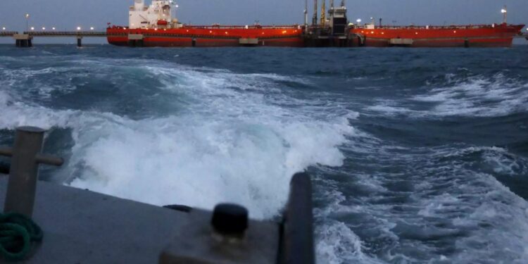 Το Ιράν άνοιξε πυρ σε ελληνόκτητο τάνκερ στον Κόλπο του Ομάν