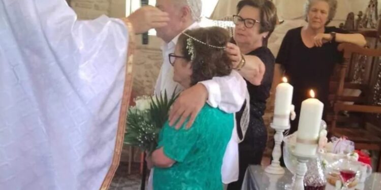 Βίον Ανθόσπαρτον!! «Νεόνυμφοι»… ετών 70! – Αντάλλαξαν όρκους ενώπιον Θεού και φίλων[Φωτογραφίες]