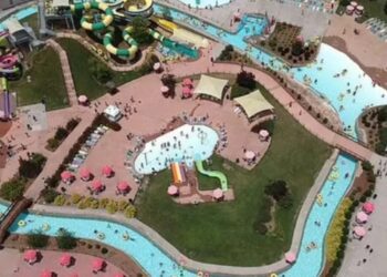 Τρόμος σε λούνα παρκ στις ΗΠΑ: Πεντάχρονος «εκτοξεύτηκε» από νεροτσουλήθρα ύψους 20 μέτρων (video)