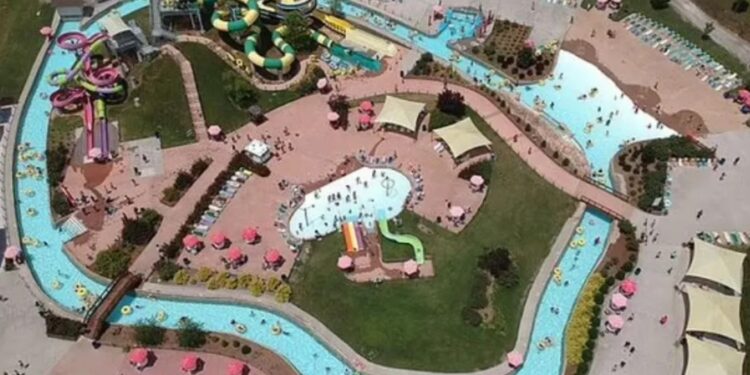 Alldaynews.gr Τρόμος σε λούνα παρκ στις ΗΠΑ: Πεντάχρονος «εκτοξεύτηκε» από νεροτσουλήθρα ύψους 20 μέτρων (video)