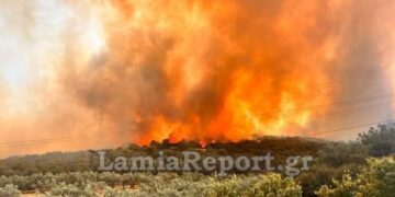 Τραγικές ώρες για την Λαμία: Καίγεται η πόλη-Εκκενώνονται συνοικίες[video]