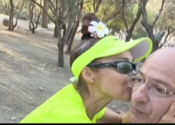 Γιώργος Τσελίκας – Απίθανη στιγμή με τουρίστρια να του δίνει φιλί και να της ζητά και δεύτερο: «Μόνο με την άδεια του άντρα μου»