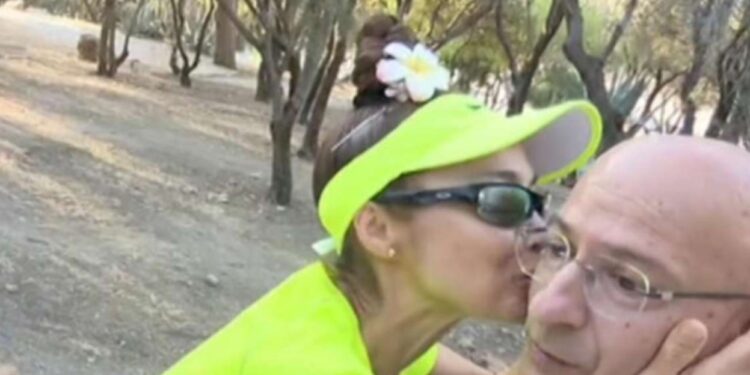 Γιώργος Τσελίκας – Απίθανη στιγμή με τουρίστρια να του δίνει φιλί και να της ζητά και δεύτερο: «Μόνο με την άδεια του άντρα μου»