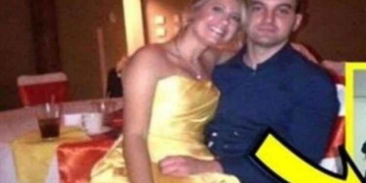 Alldaynews.gr Μία εβδομάδα μετά τον θάνaτο της γυναίκας του βρήκε αυτή τη φωτογραφία στο κινητό της – Εκεί πάγωσε…