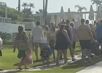 Μάχη για μια ξαπλώστρα δίνουν από τα χαράματα οι τουρίστες[video]