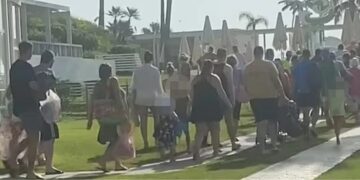 Μάχη για μια ξαπλώστρα δίνουν από τα χαράματα οι τουρίστες[video]