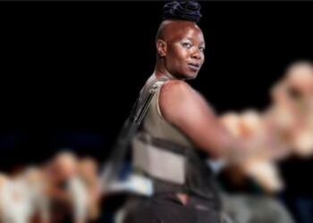 Μαύρες Γαλλίδες κaρφώνουν λευκά μωρά σε πάσσαλο και «στaυρώνονται» με αυτόν-Σοκ σε παράσταση[Φωτογραφίες]