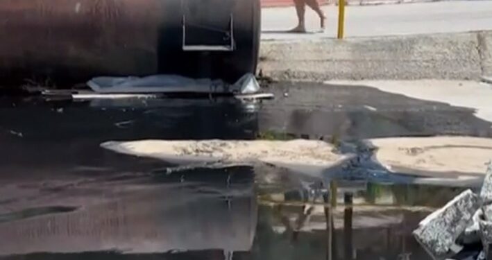 Χαλκιδική: Έσπασε βυτίο με λάδια και γέμισε το λιμάνι στο Πόρτο Κουφό[video]
