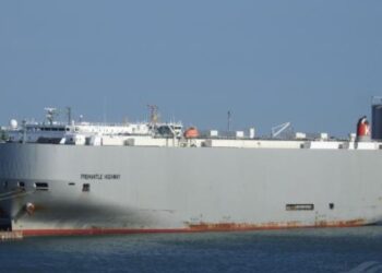 Ένας νεκρός και αρκετοί τραυματίες από φωτιά σε φορτηγό πλοίο με αυτοκίνητα – Προκλήθηκε από ανάφλεξη μπαταρίας σε ηλεκτρικό όχημα