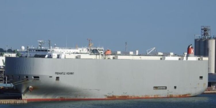 Alldaynews.gr Ένας νεκρός και αρκετοί τραυματίες από φωτιά σε φορτηγό πλοίο με αυτοκίνητα – Προκλήθηκε από ανάφλεξη μπαταρίας σε ηλεκτρικό όχημα