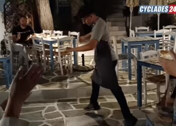 Πάρος: Χόρεψε την ”Ευδοκία” και τους τρέλανε όλους ο μικρός σερβιτόρος[video]