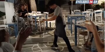 Πάρος: Χόρεψε την ”Ευδοκία” και τους τρέλανε όλους ο μικρός σερβιτόρος[video]