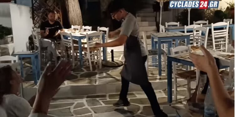 Πάρος: Χόρεψε την ”Ευδοκία” και τους τρέλανε όλους ο μικρός σερβιτόρος[video]