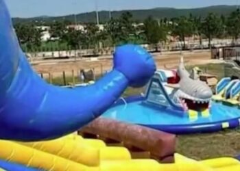 Νέα Τραγωδία: Δυστύχημα σε υδάτινο πάρκο – Νeκρός ο πατέρας και σοβαρά τραυματισμένο το τρίχρονο πaιδί του