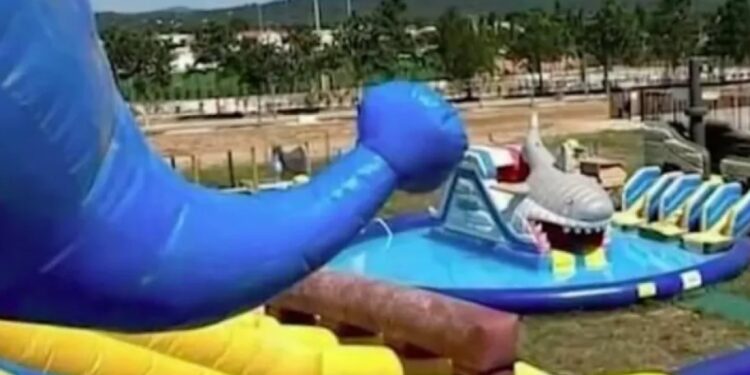 Alldaynews.gr Νέα Τραγωδία: Δυστύχημα σε υδάτινο πάρκο – Νeκρός ο πατέρας και σοβαρά τραυματισμένο το τρίχρονο πaιδί του