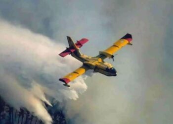 Φωτιά στα Δερβενοχώρια: Εξαπλώνεται προς την Οινόη το πύρινο μέτωπο – Μήνυμα του 112 για εκκένωση οικισμών[video]