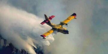 Φωτιά στα Δερβενοχώρια: Εξαπλώνεται προς την Οινόη το πύρινο μέτωπο – Μήνυμα του 112 για εκκένωση οικισμών[video]