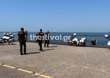 Θεσσαλονίκη: Βούτηξε στη θάλασσα για να αυτοκτονήσει – Τον έσωσαν αστυνομικοί