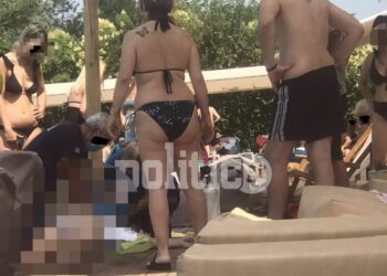 Πανικός στην πισίνα: Κολυμπούσαν και ξαφνικά είδαν έναν Νeκρό άντρα δίπλα τους[Φωτογραφία]