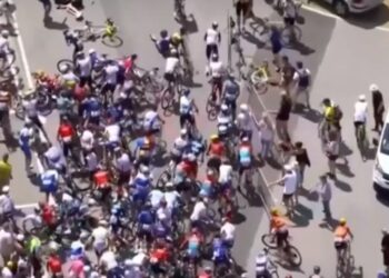 Θεατής παρέσυρε 20 ποδηλάτες για να βγάλει… μια selfie![video]