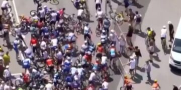 Θεατής παρέσυρε 20 ποδηλάτες για να βγάλει… μια selfie![video]