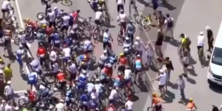 Θεατής παρέσυρε 20 ποδηλάτες για να βγάλει… μια selfie![video]