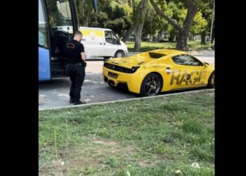 Θεσσαλονίκη: Η δημοτική αστυνομία πήρε τις πινακίδες από Ferrari (video)