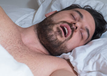 Alldaynews.gr Τραντάζεστε ξαφνικά την ώρα που κοιμάστε; Τι είναι οι “σπασμοί του ύπνου”