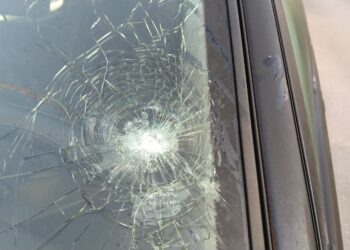 Alldaynews.gr Πupοβόλησε από το μπαλκόνι και τραυμάτισε περαστικό οδηγό στην κοιλιά