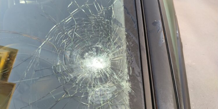 Alldaynews.gr Πupοβόλησε από το μπαλκόνι και τραυμάτισε περαστικό οδηγό στην κοιλιά