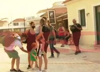 Νέα Αγχίαλος – Χαμός στον αέρα του MEGA με τις εκρήξεις: «Τραντάχτηκαν τα σπίτια μας»