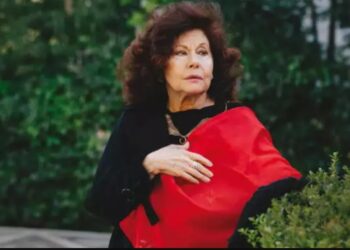 Σοκάρει η Ελένη Ανουσάκη: «Δυστυχώς «έφυγε» άγρια, έβαλε λουλούδια μέσα στο σπίτι και aυτοκτόνησε»