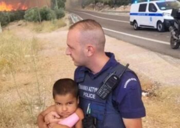Συγκλονίζει ο πατέρας του αστυνομικού που έσωσε παιδάκι: «Μεγάλωσα τα παιδιά μου με αρχές» (video)