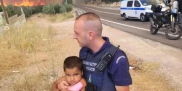 Alldaynews.gr Συγκλονίζει ο πατέρας του αστυνομικού που έσωσε παιδάκι: «Μεγάλωσα τα παιδιά μου με αρχές» (video)