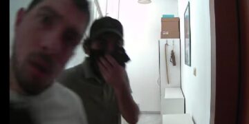 Alldaynews.gr Θεσσαλονίκη: Πήγαν να μπουν σε σπίτι και έγιναν “καπνός” μόλις είδαν κάμερα ασφαλείας (video)