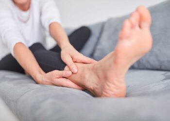 Τα σημάδια στα πόδια που μπορεί να είναι σύμπτωμα του «σιωπηλού δολοφόνου»