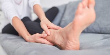 Τα σημάδια στα πόδια που μπορεί να είναι σύμπτωμα του «σιωπηλού δολοφόνου»